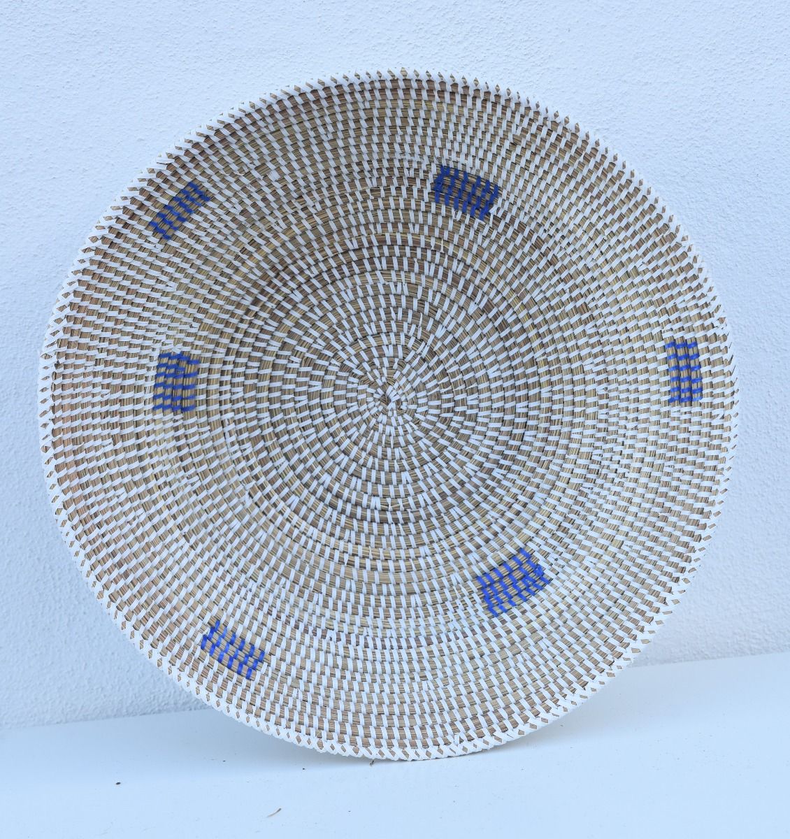 Hvid kurv med blå felter